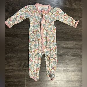 Like New Magnetic Me Onesie size 3-6 month